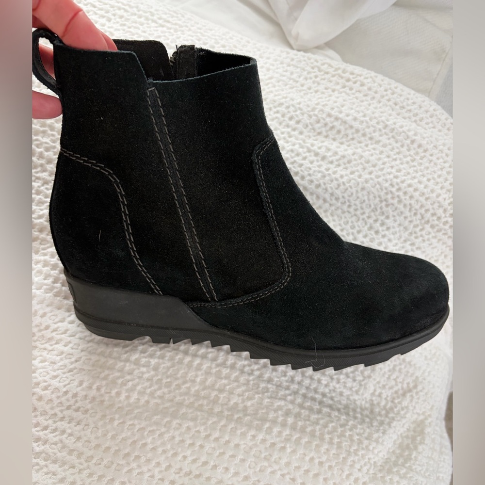 Sorel suede wedge water resistant ankle boots size 7.5